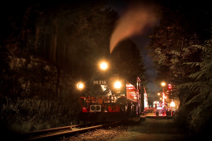 Bild 2 Am Abend gibt es ein Bahnsteigfest am Haltepunkt Stützengrün-Neulehn, dem Endpunkt der Strecke.