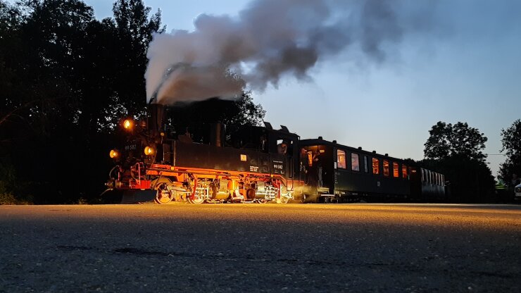 Bild 1 Die Museumsbahn Schönheide lädt zur Mondscheinfahrt.