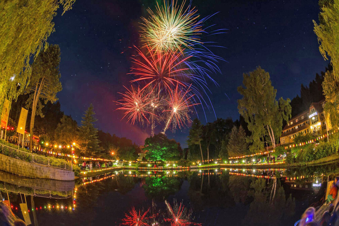 Lampionfest verwandelt Bad Brambacher Kurpark in ein Lichtermeer