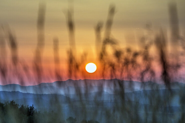 Bild 1 Sonnenaufgang über dem Morgennebel.