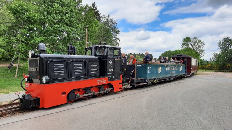 Bild 1 Der Dieselzug wartet im Bahnhof Neuheide auf seine Weiterfahrt. Im Sommer ist der offenen Aussichtswagen ein Besuchermagnet.