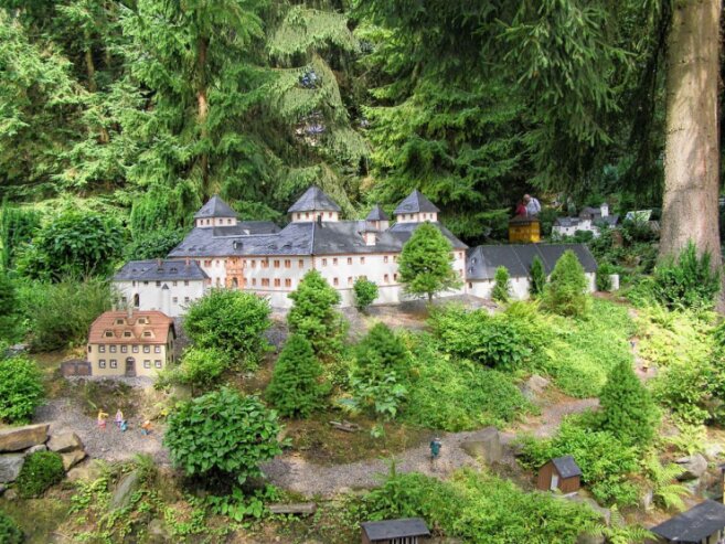 Bild 2 Die Heimatecke ist ein Miniaturenpark in Waschleithe im sächsischen Erzgebirge. Hier findet man bekannte Gebäude aus Sachsen in Miniaturformat. Foto: bl