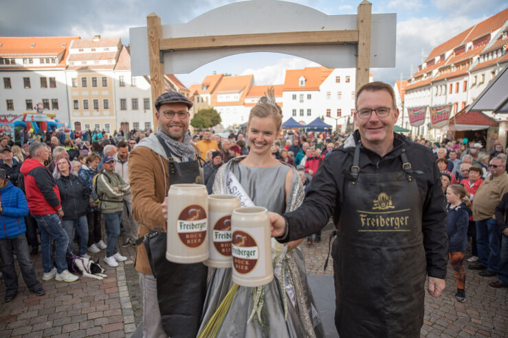 Bild 1 Gehört zum Herbstfest dazu: Der traditionelle Anstich vom Herbstfest-Bierfass.